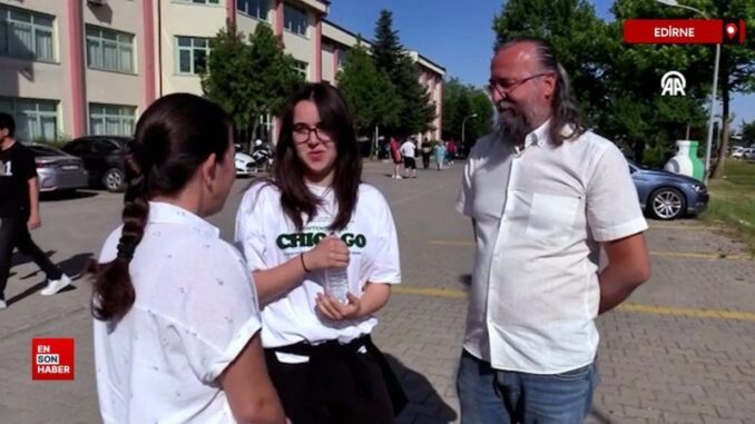 edirnede-anne-ve-baba-kizlariyla-ayni-okulda-yksye-girdi-32TALJUd.jpg